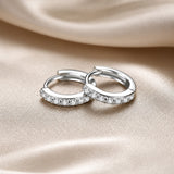 Minimalistische witgouden creolen met kristallen