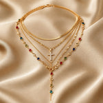 Witgoudkleurige set van ketting en oorbellen met gekleurde stenen