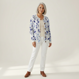 Birgit | Wit-blauwe gebreide jas met bloemen & vogels