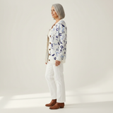 Birgit | Wit-blauwe gebreide jas met bloemen & vogels