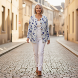 Birgit | Wit-blauwe gebreide jas met bloemen & vogels
