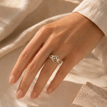 Gouden ring met kristal en oneindigheidssymbool