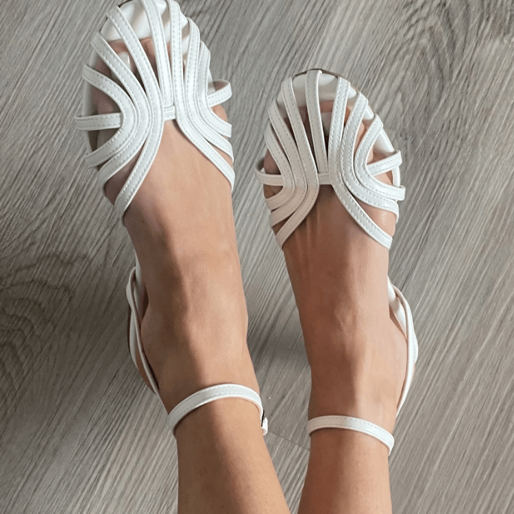 "Vittoria | Gouden Sieraden Sandalen" can be rewritten as "Vittoria | Sandalen met Gouden Sieraden".