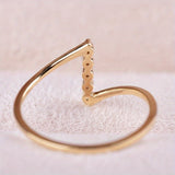 Fijne witgouden ring met Z-ontwerp en zirkonia