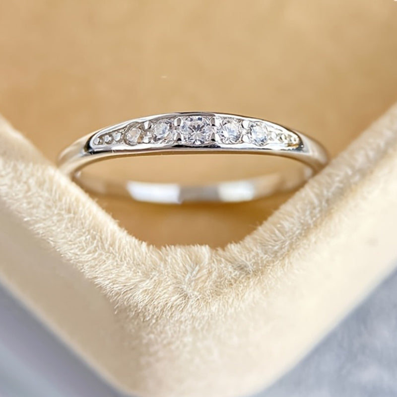 Witgouden ring met kleine zirkoniastenen