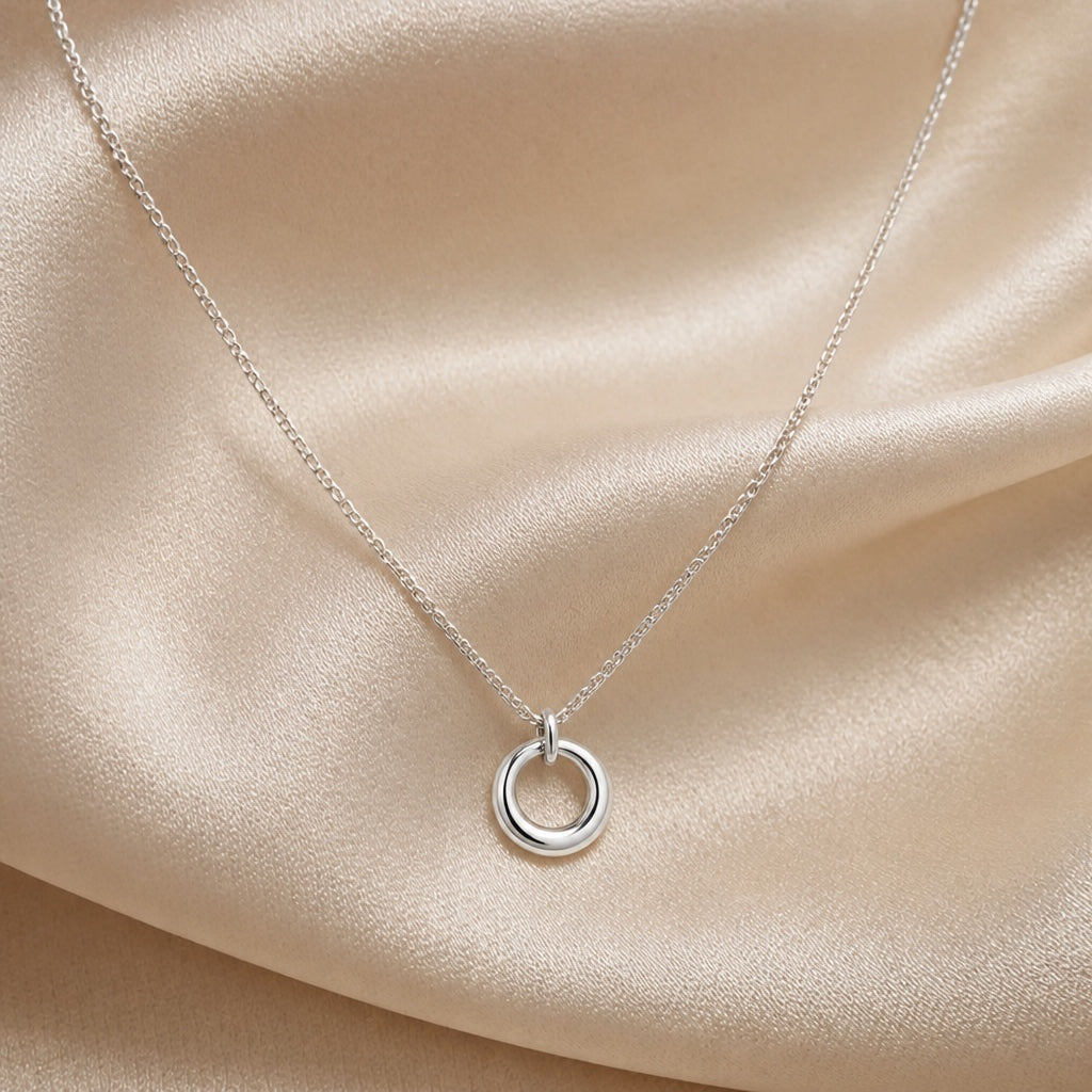 Witgouden ketting met geometrische ronde hanger