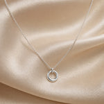 Witgouden ketting met geometrische ronde hanger