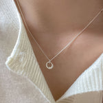 Witgouden ketting met geometrische ronde hanger