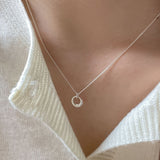 Witgouden ketting met geometrische ronde hanger