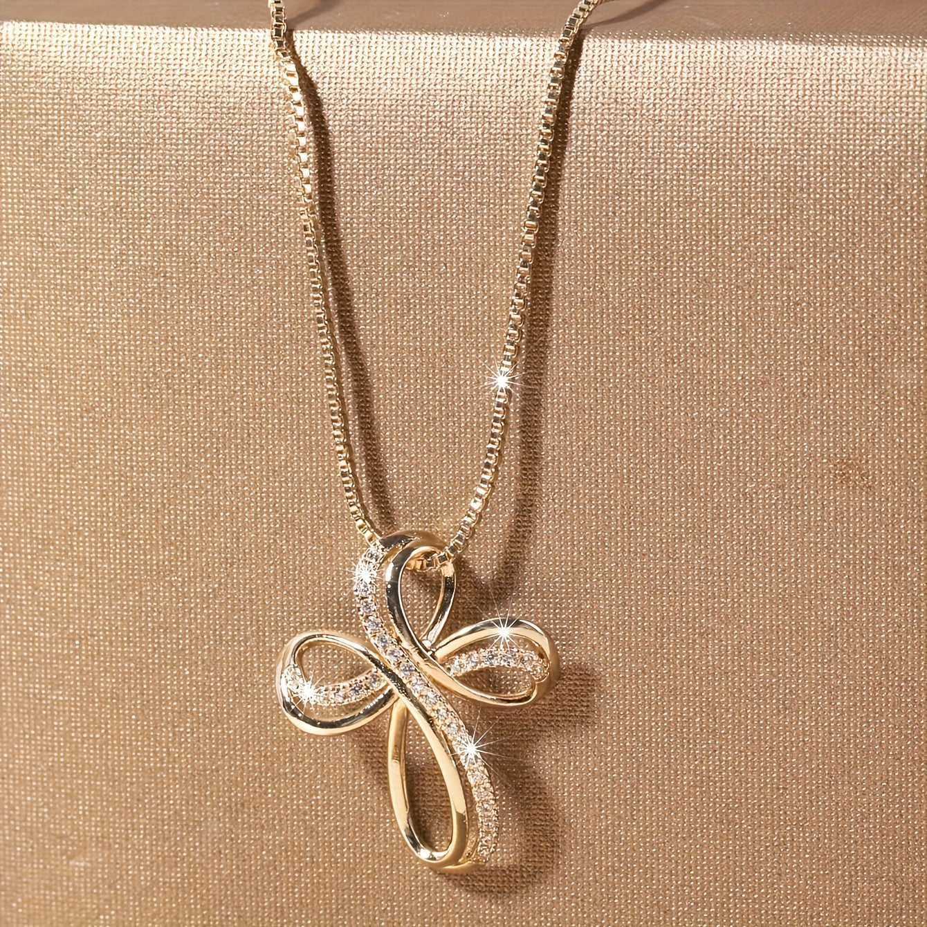 Witgouden ketting met gevlochten kruishanger
