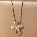 Witgouden ketting met gevlochten kruishanger
