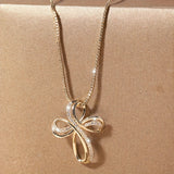 Witgouden ketting met gevlochten kruishanger