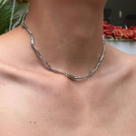 Witgouden ketting met golvend vlechtwerk