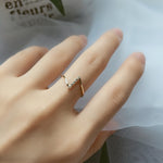 Fijne witgouden ring met Z-ontwerp en zirkonia