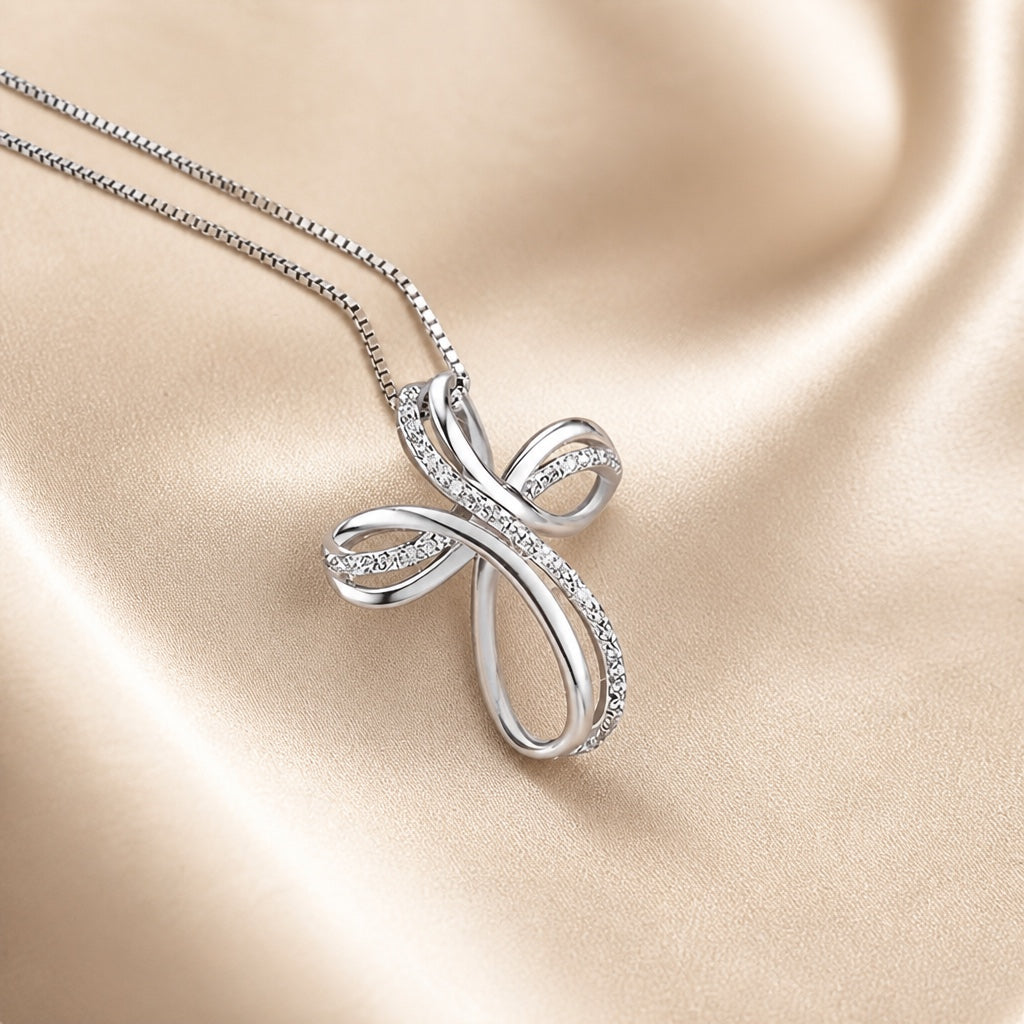 Witgouden ketting met gevlochten kruishanger