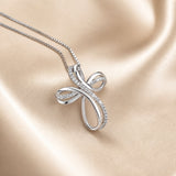 Witgouden ketting met gevlochten kruishanger