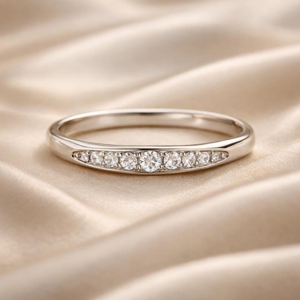Witgouden ring met kleine zirkoniastenen