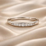 Witgouden ring met kleine zirkoniastenen