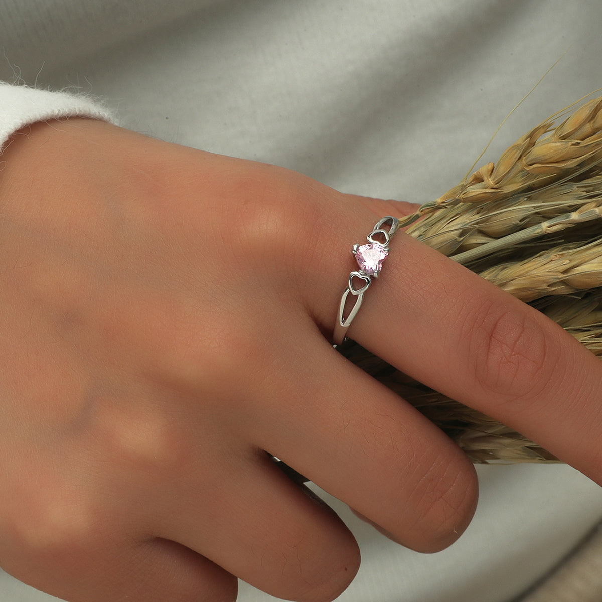Rosalie – Witgoudkleurige ring met hartvormige zirkoon