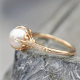 Fijne ring met parels en kristallen