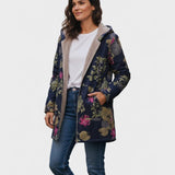 Aurora – Marineblauwe jas met bloemenpatroon