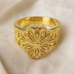 Opvallende gouden ring met bloem
