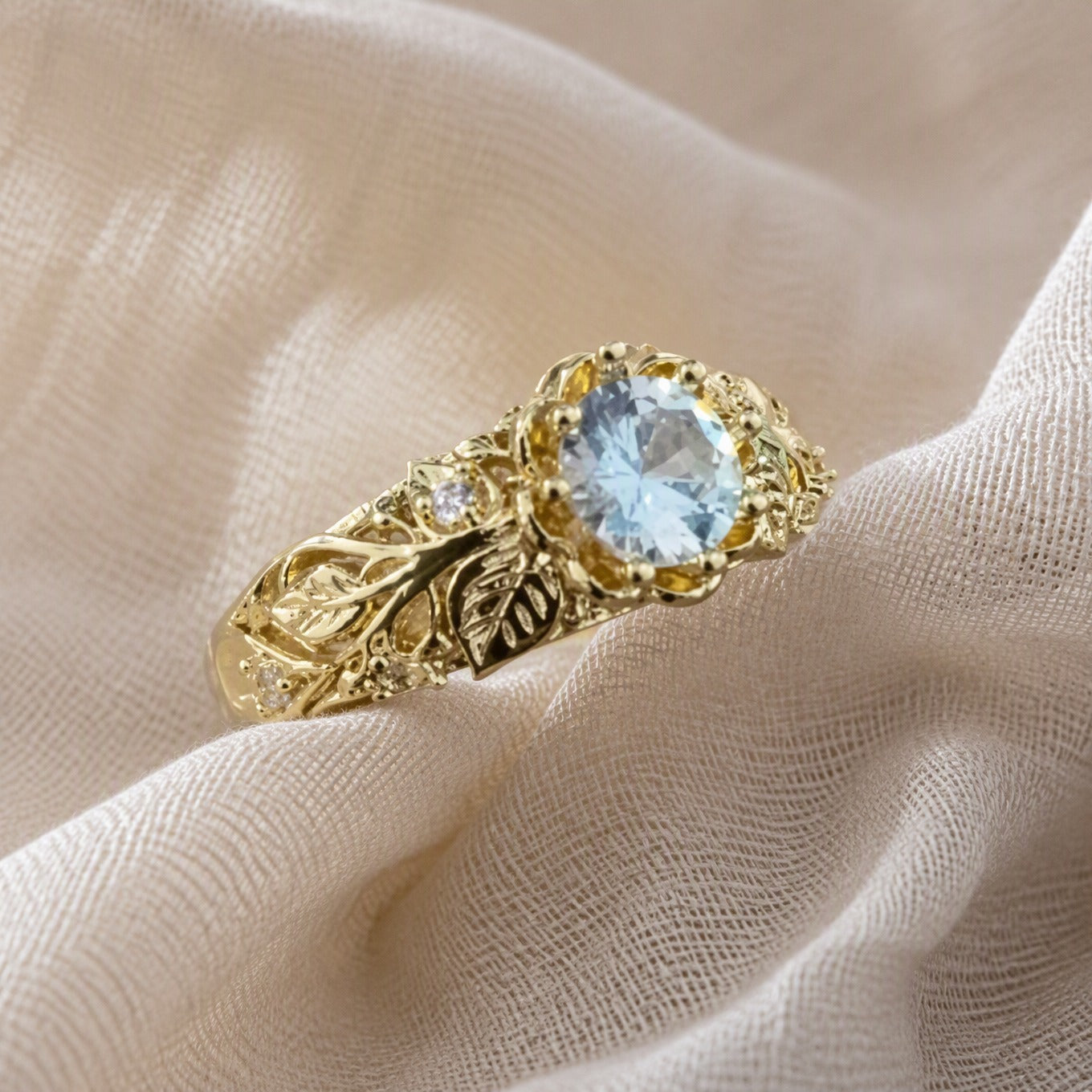Gouden ring met blad en zirkonia