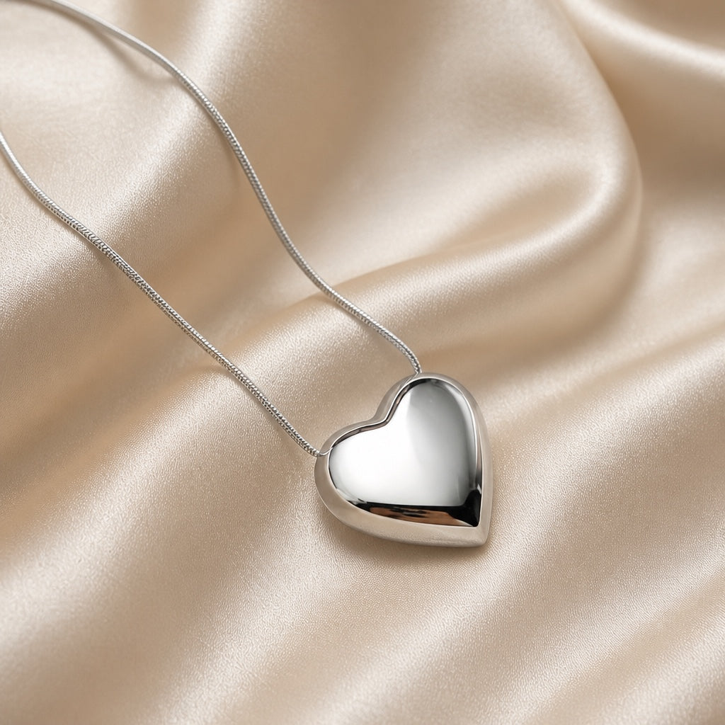 Elegante witgoudkleurige ketting met bol hart