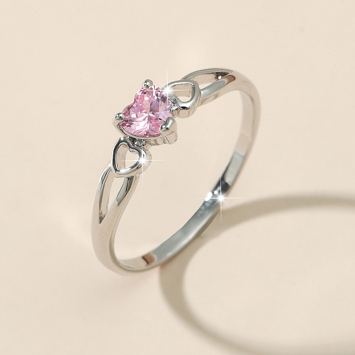 Rosalie – Witgoudkleurige ring met hartvormige zirkoon