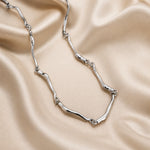 Witgouden ketting met golvend vlechtwerk