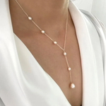 Lange ketting met hangende parelsnoeren