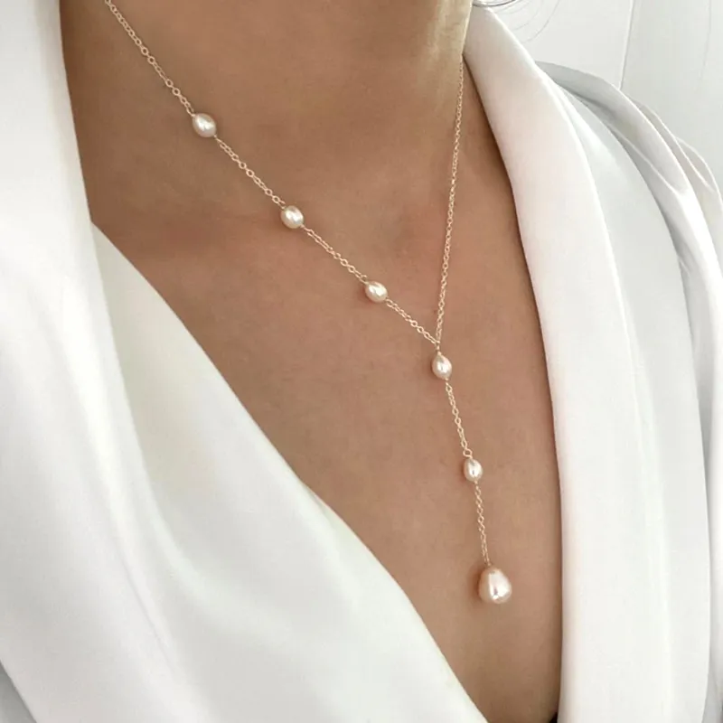 Lange ketting met hangende parelsnoeren
