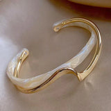 Elegante gouden armband met witte opaline