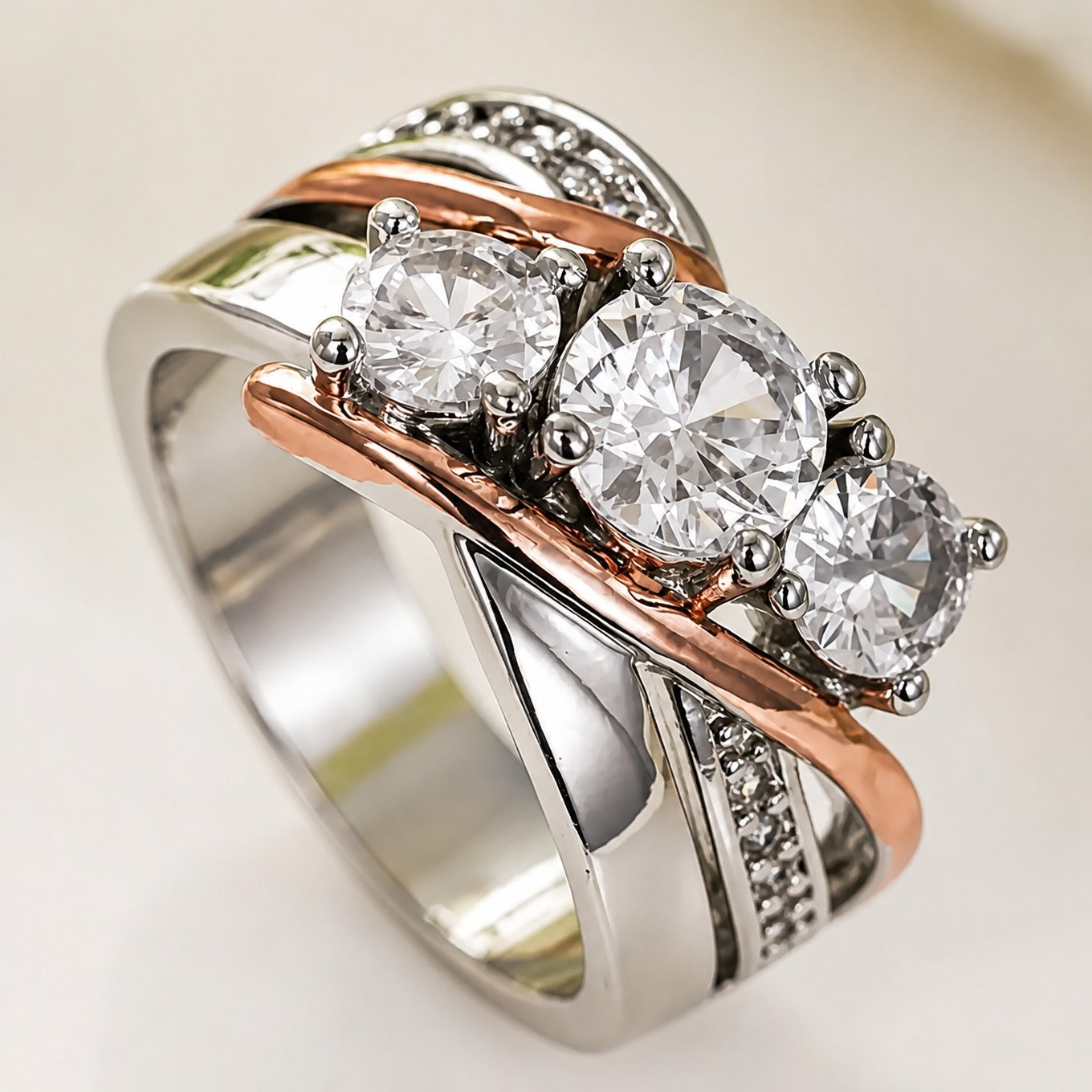 Goud- en zilverkleurige ring met sculpturaal ontwerp en zirkonia