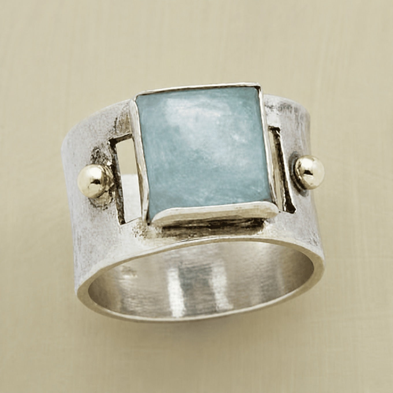 Opvallende ring met keizerlijke steen