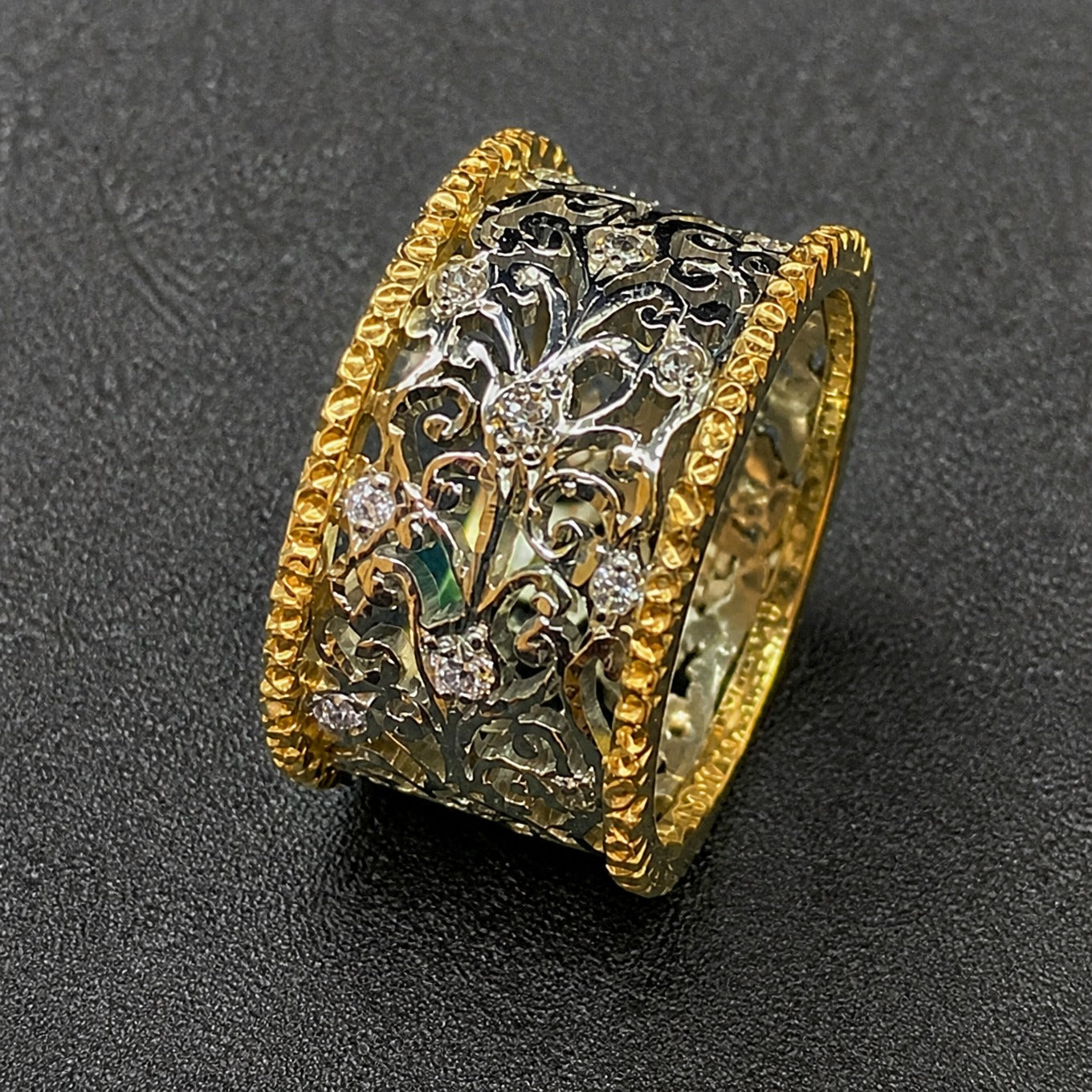 Ring met hibiscus en zirkonia