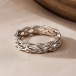 Zilveren ring met gekruist vlechtwerk