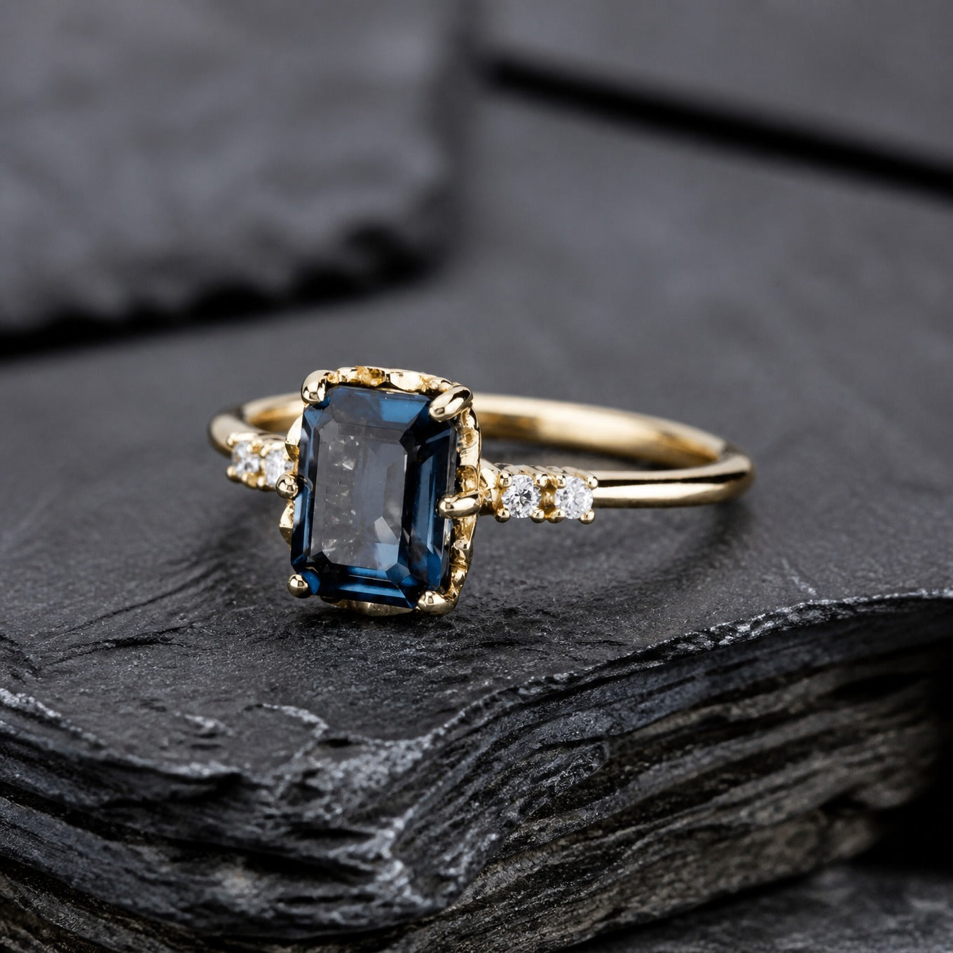 Gouden retroring met blauw kristal