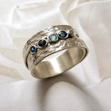 Ring met ingezette blauwe stenen