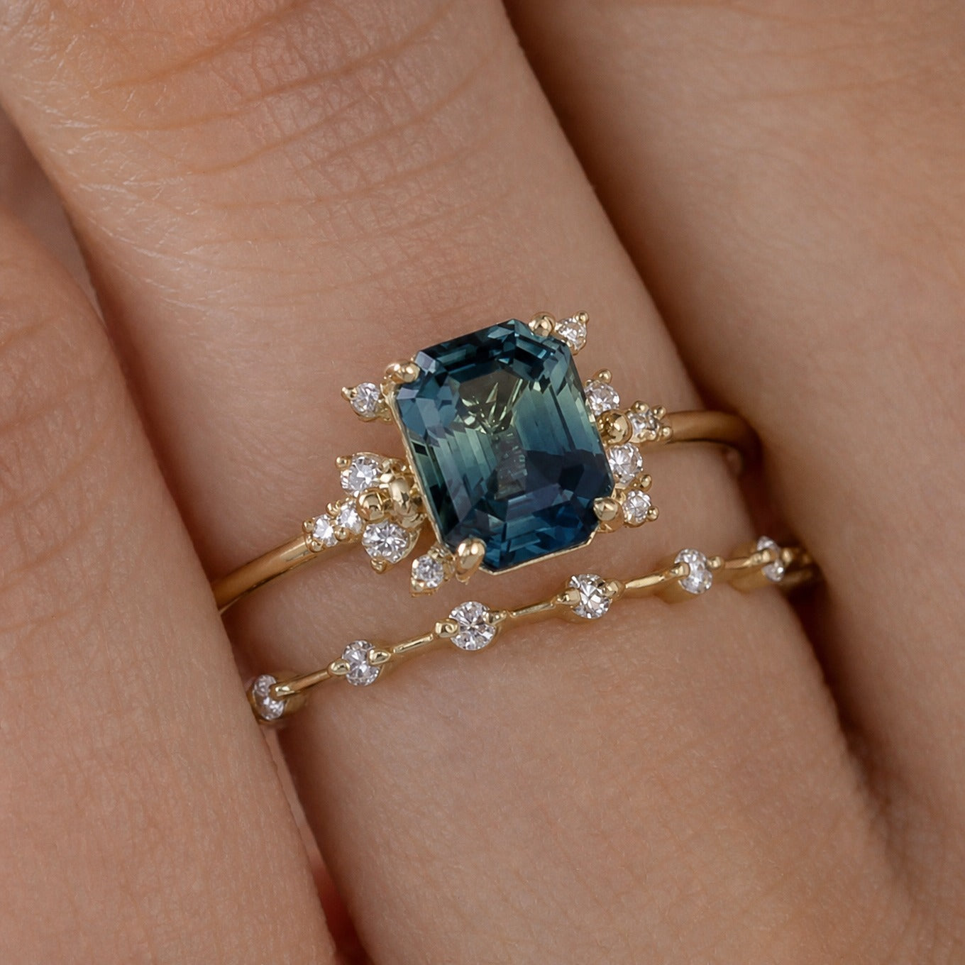 Set ringen met glinsterende blauwe kristallen