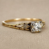 Glinsterende gouden ring met kristal