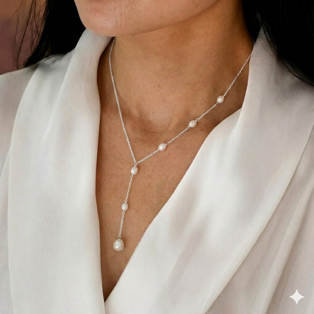Lange ketting met hangende parelsnoeren